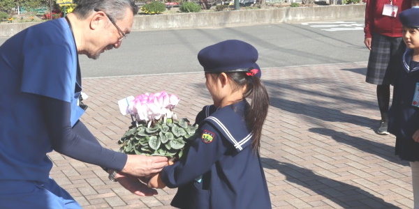 勤労感謝の日を前に子供たちからお花のプレゼント
